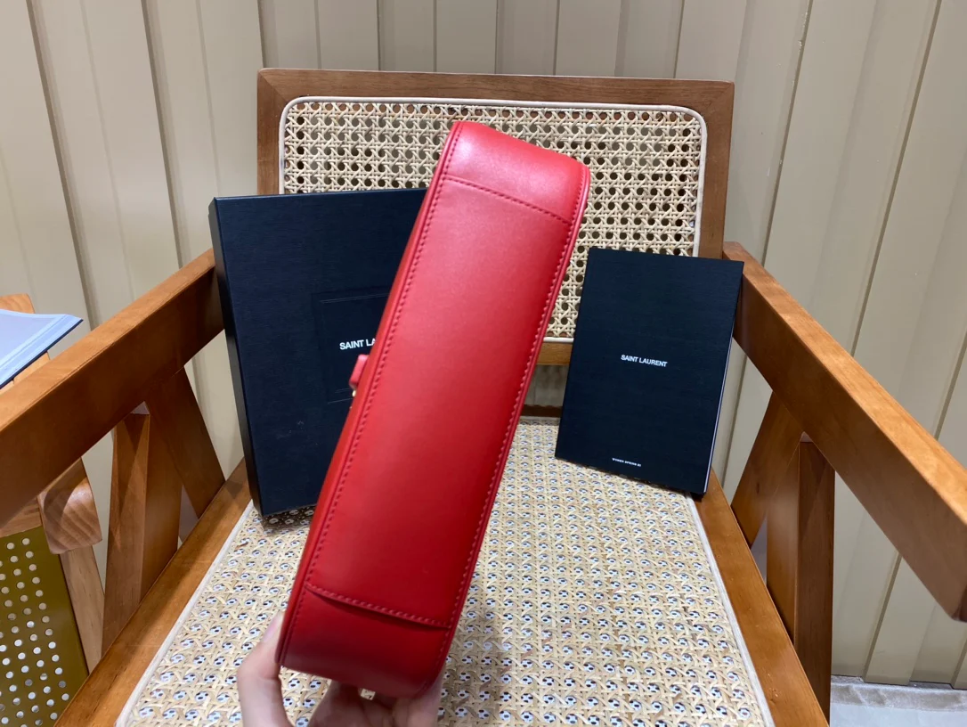 Сумка-седло YSL - красная с золотой фурнитурой.