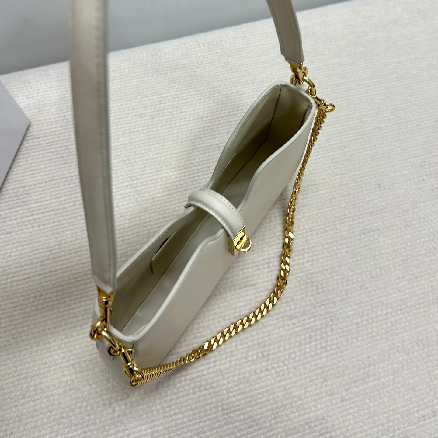 Сумка Celine Camille 16 из мягкой кожи с цепочкой - белая.