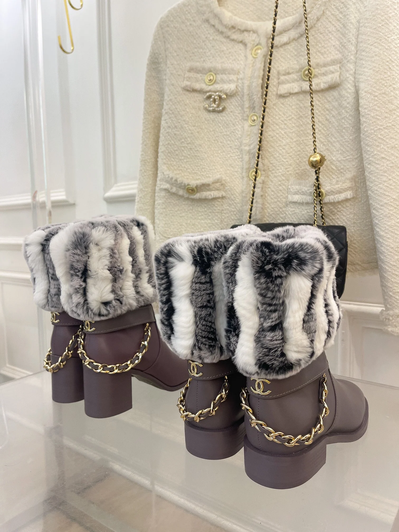 Новинка весны 2022 года от Chanel - Меховые ботильоны - Серые