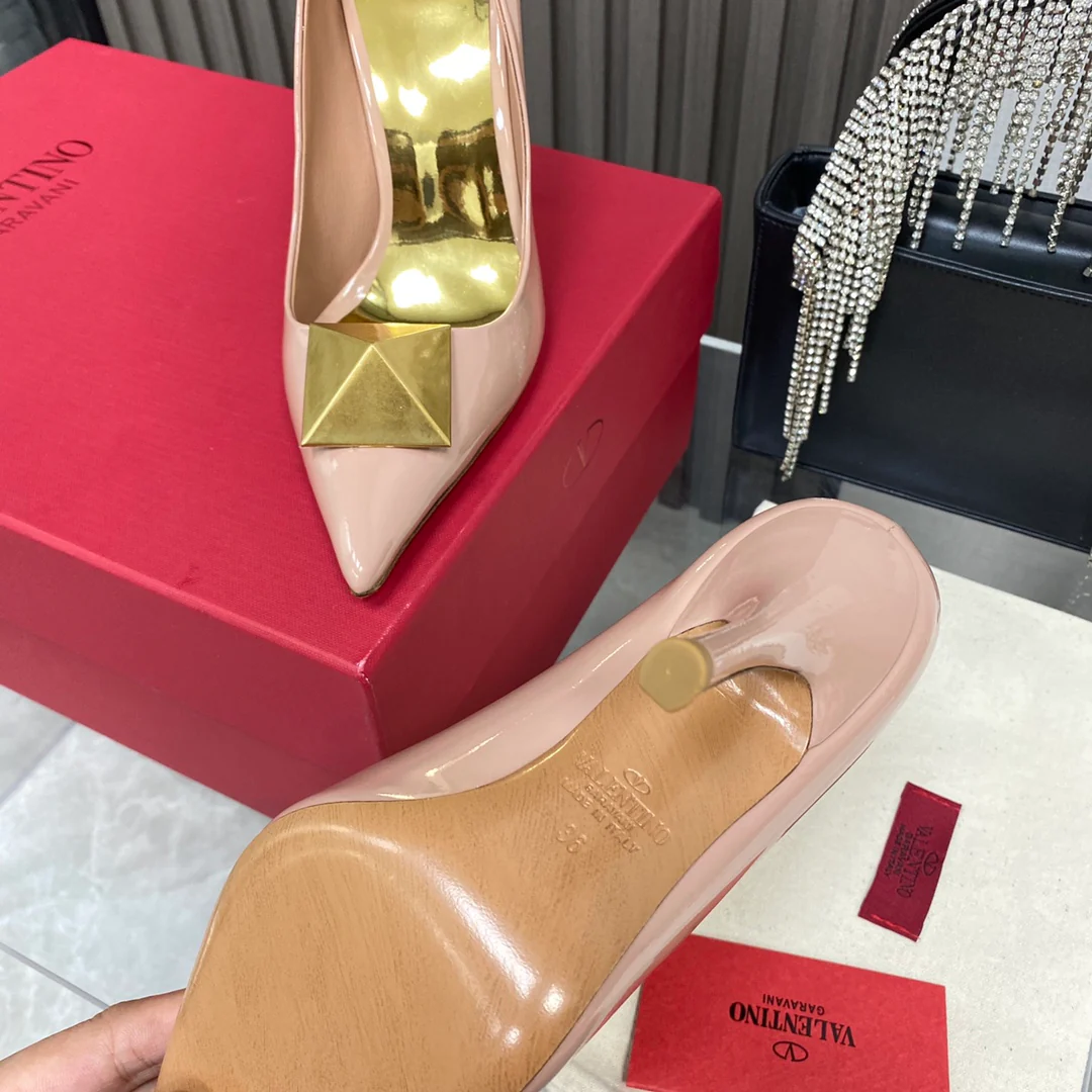 Новинка сезона осень/зима 2022 от Valentino - Туфли на высоком каблуке с фурнитурой, украшенные заклепками - Розовые