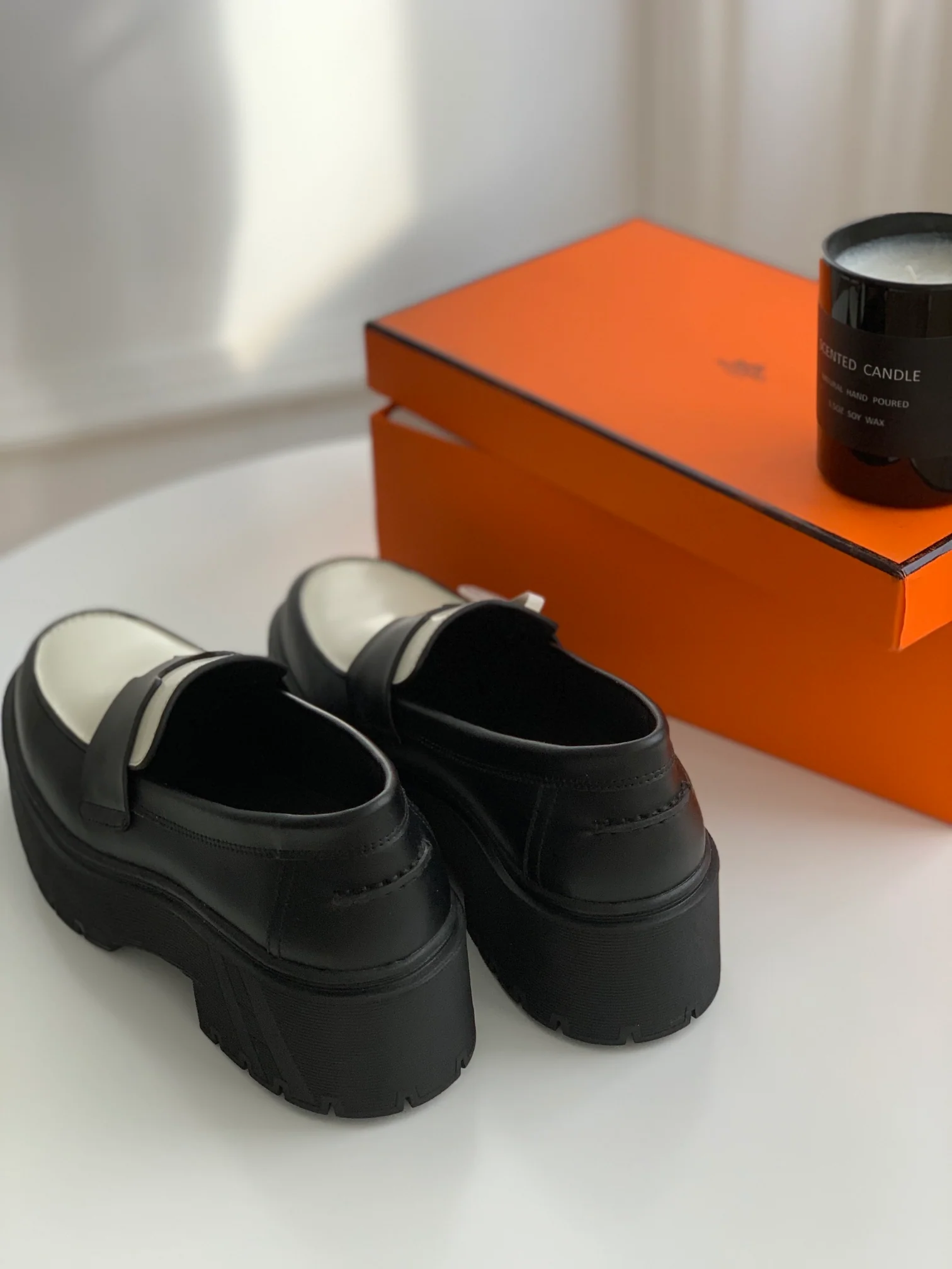 Новинка сезона осень/зима 2023 от Hermes - Лоферы Hitch - Белые