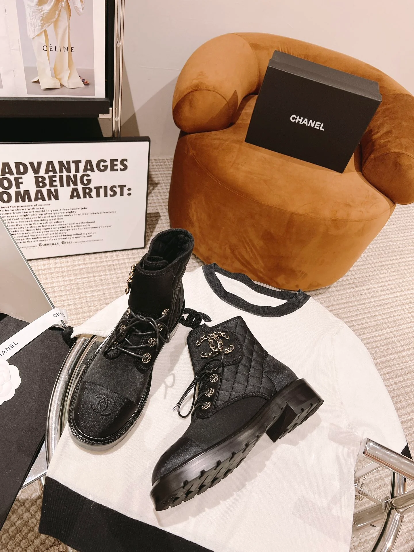 Мотоциклетные ботинки Chanel с цепочкой и стеганой подошвой - серые