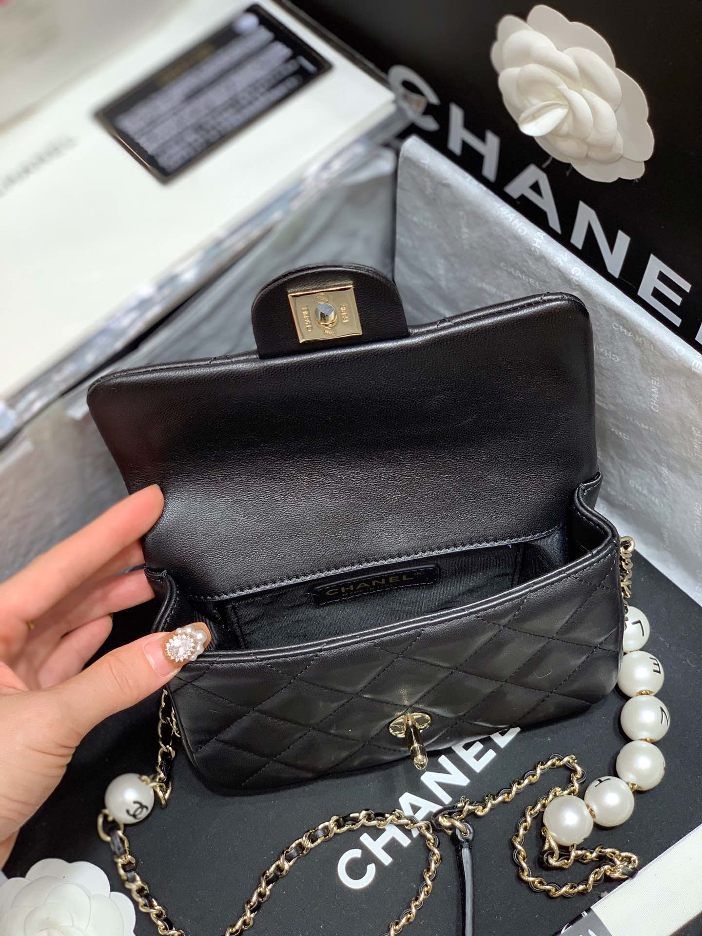 Сумка Chanel CF Pearl из коллекции Весна/Лето 2020 — Черная — 18 см