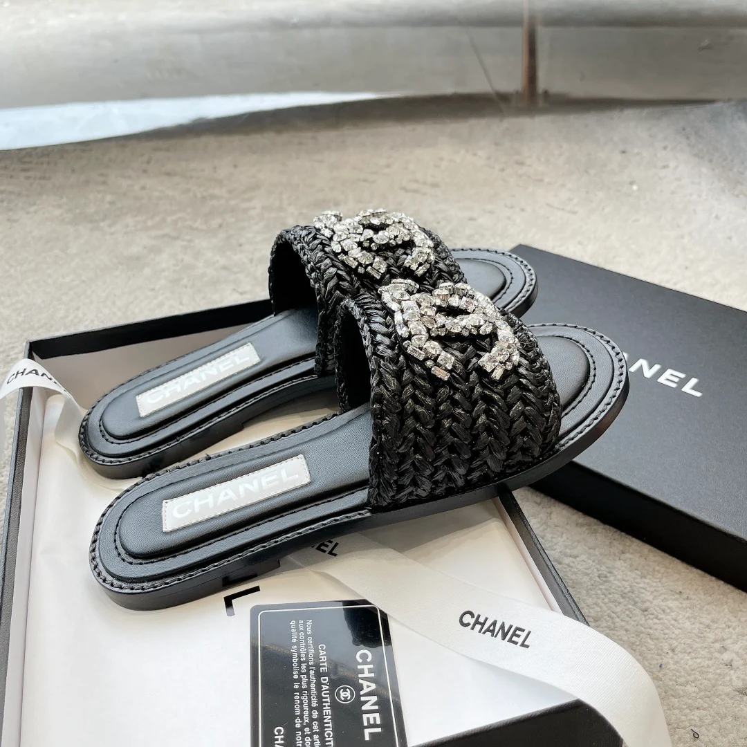 Новинка сезона весна/лето 2023 от Chanel - плетеные тапочки со стразами - черные