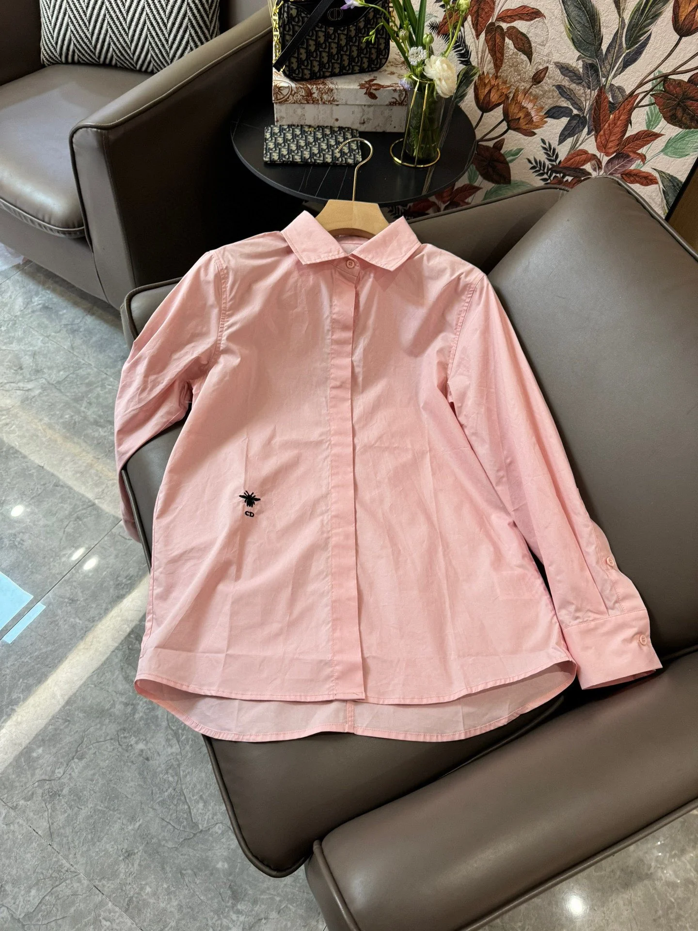 Хлопковая рубашка с длинными рукавами Dior 2403-24ss с вышивкой пчелы - розовая