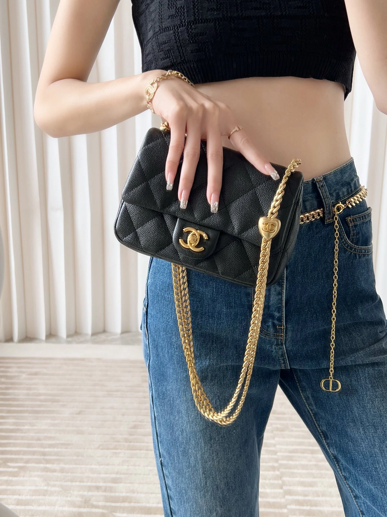 Новинка сезона весна/лето 2023 от Chanel - Сумка-тренажер в форме сердца - CF Bag - Средний размер - Черный - Фотографии в действии