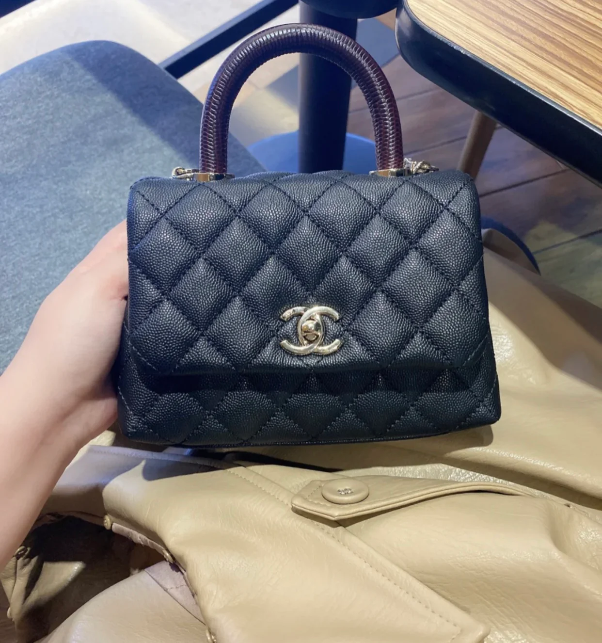 Мини-сумка Chanel Coco Handle — черная зернистая телячья кожа с бордовым ремешком на запястье — пряжка из светлого золота.