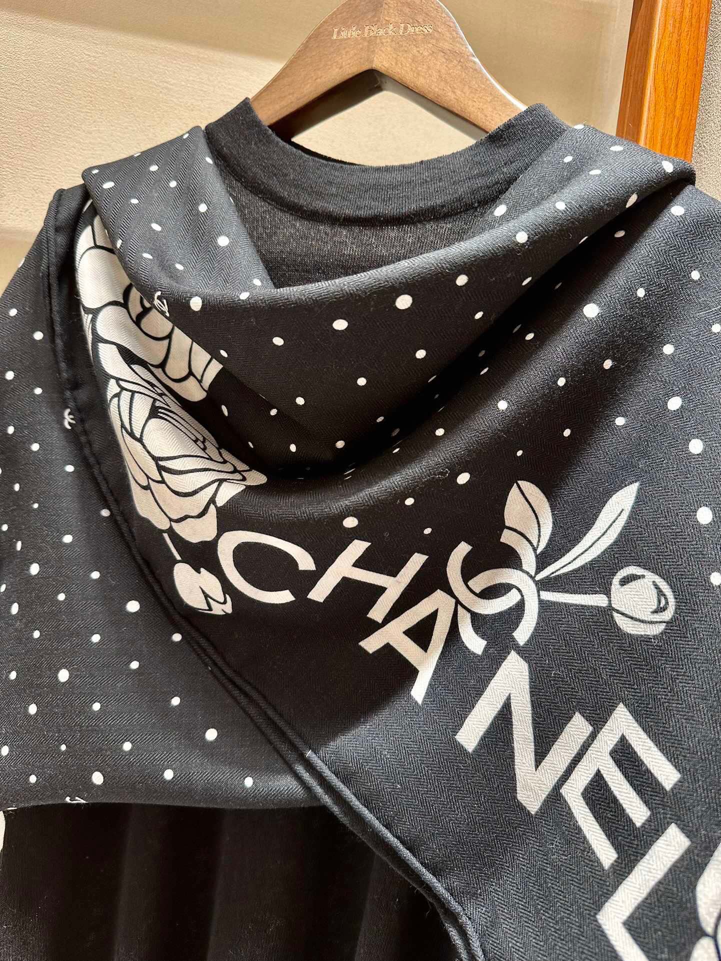 Шарф Chanel 2024 с отделкой из камелий - 140-140