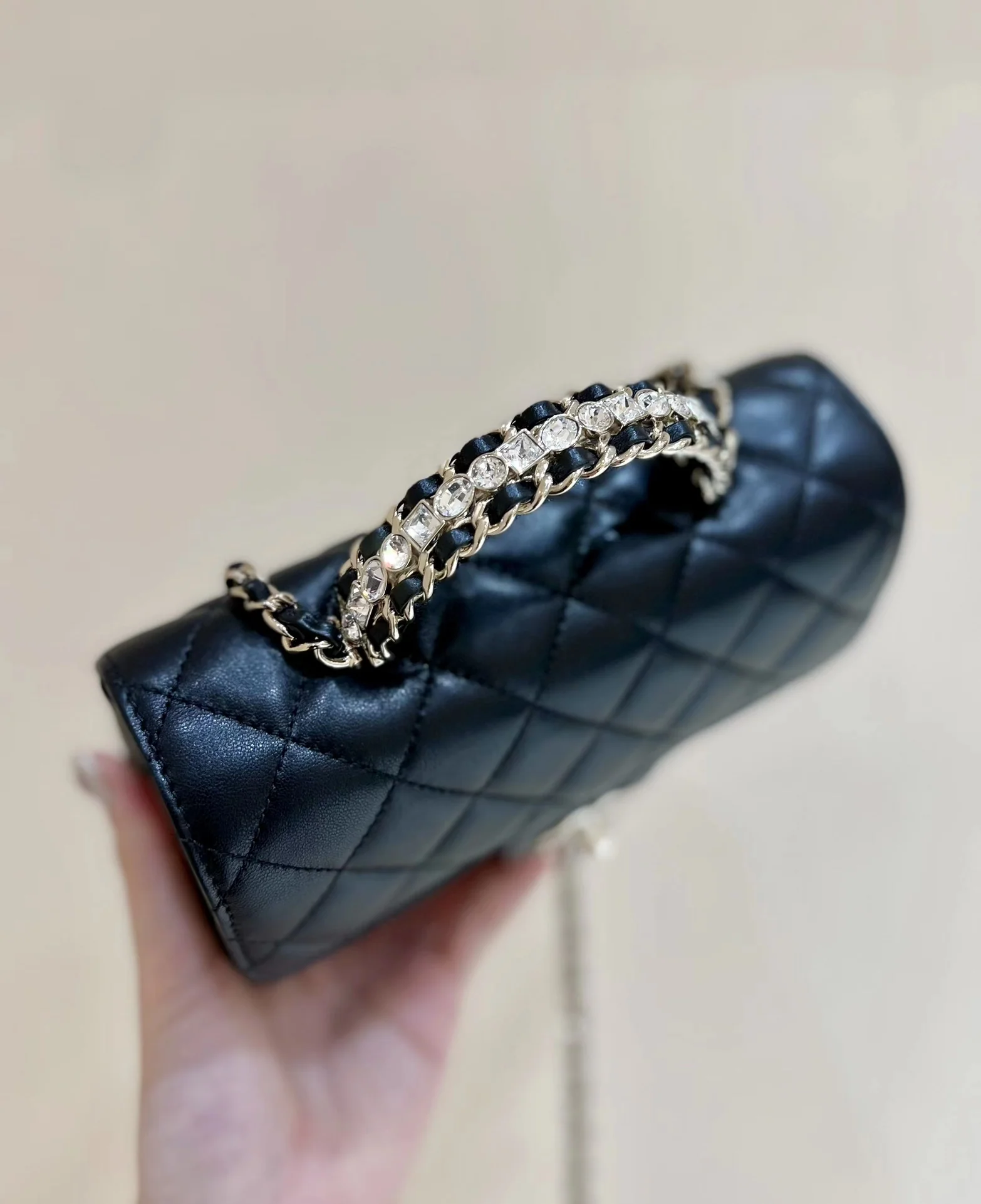 Ручка сумки Chanel 23a CF со стразами - черная