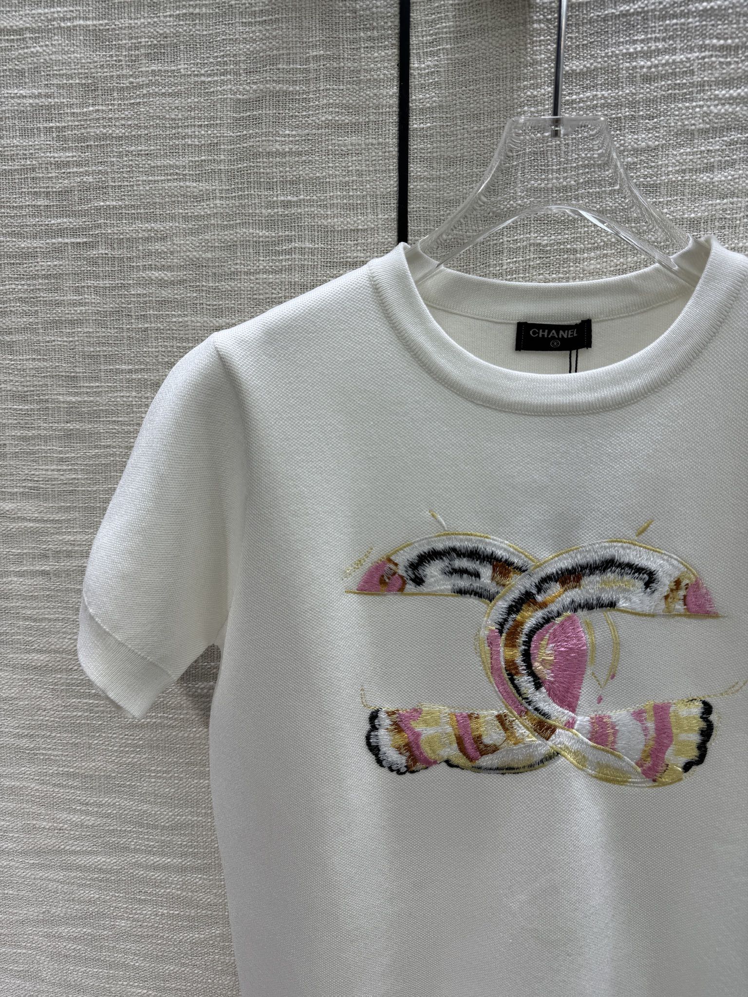 Футболка Chanel 2403 с вышитыми трикотажными рукавами, короткая, белая.