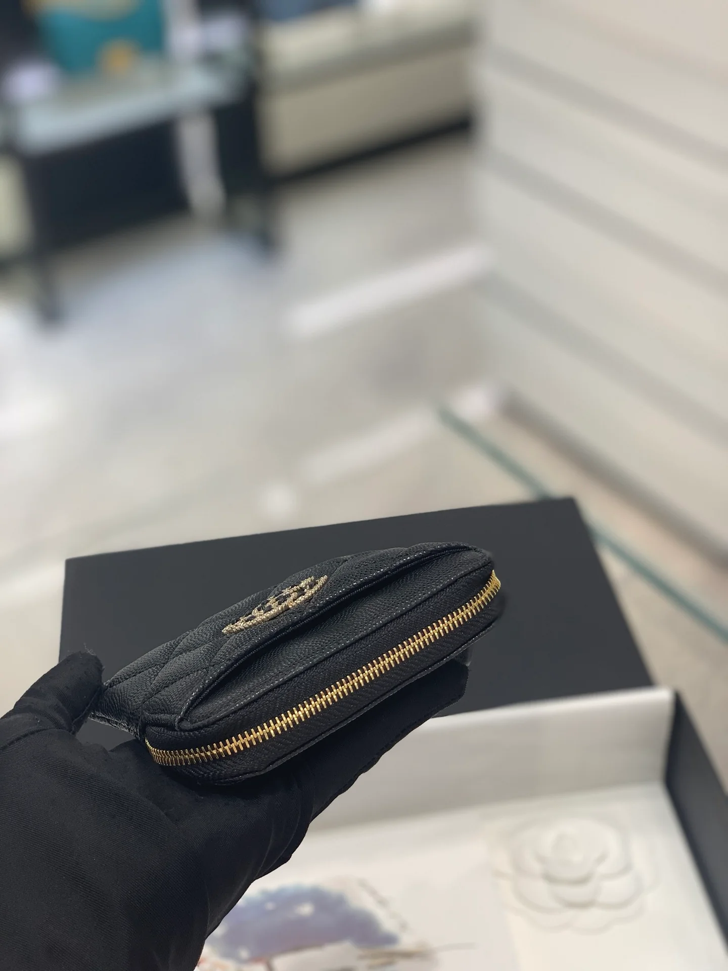 Монетоприемник Chanel 22S с бриллиантовой пряжкой - черный