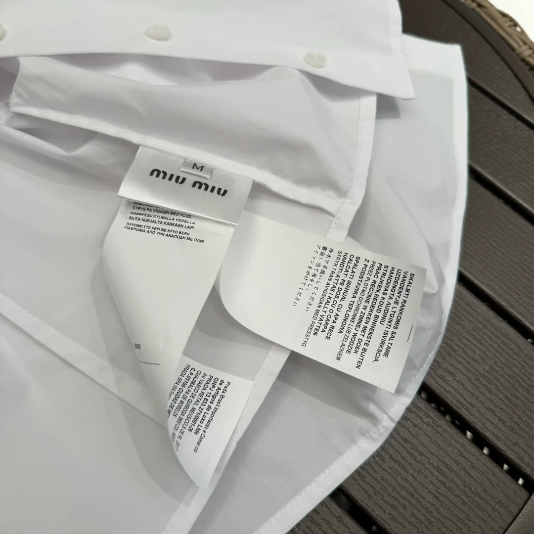 Miu Miu - 2404 - 24 Весна/Лето Новинка Комплект из белой рубашки и юбки из хлопкового поплина в темно-синем стиле