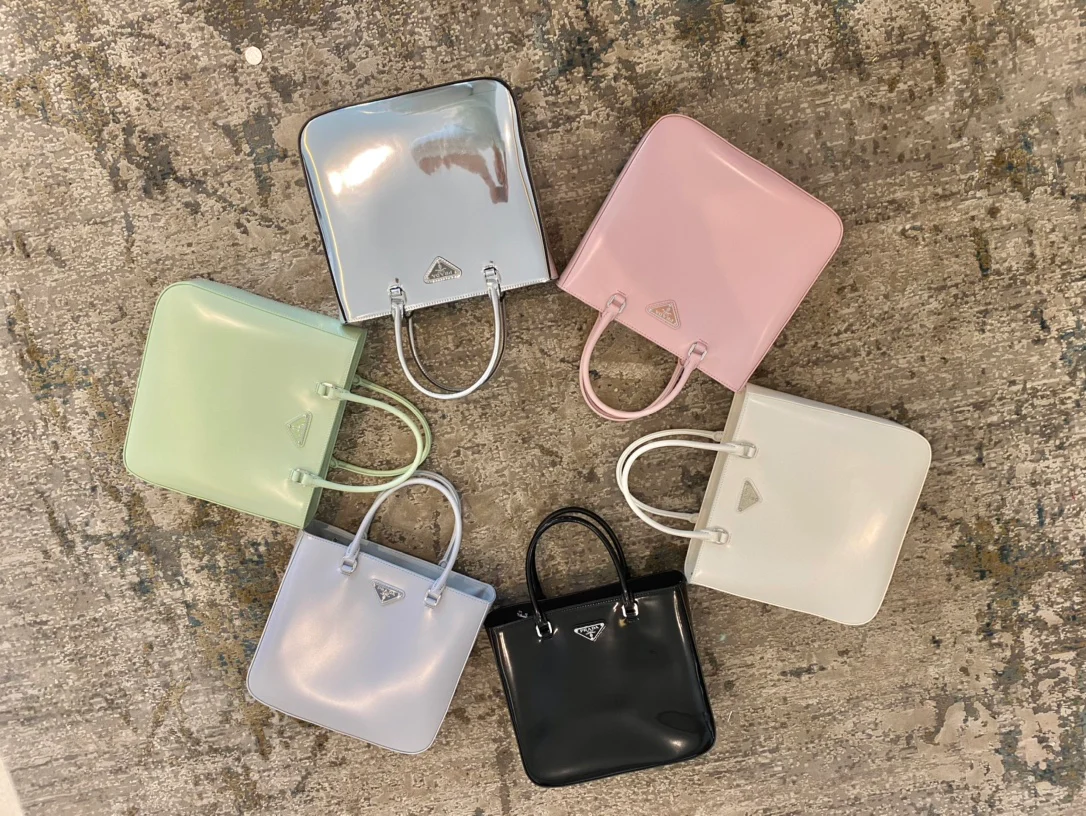 Большая сумка-тоут Prada - изображение из коллекции