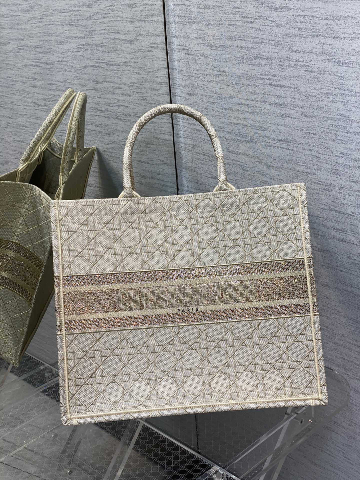 Сумка-тоут Dior Book, большой размер 41-5 см, с вышивкой.