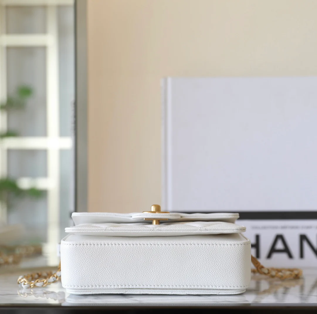Мини-сумочка Chanel с ручкой и клапаном, белая.