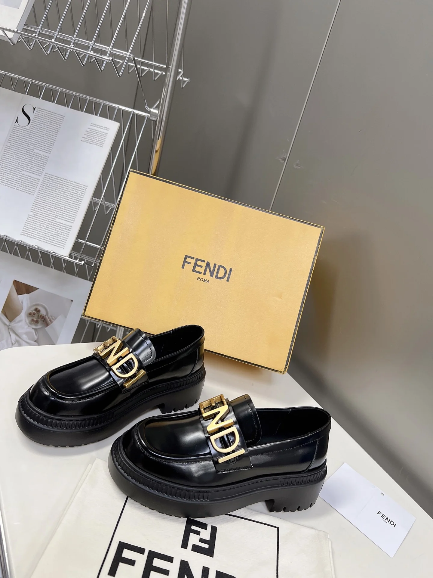 Новинка весны 2022 года от Fendi - туфли Letter Afro - черные.