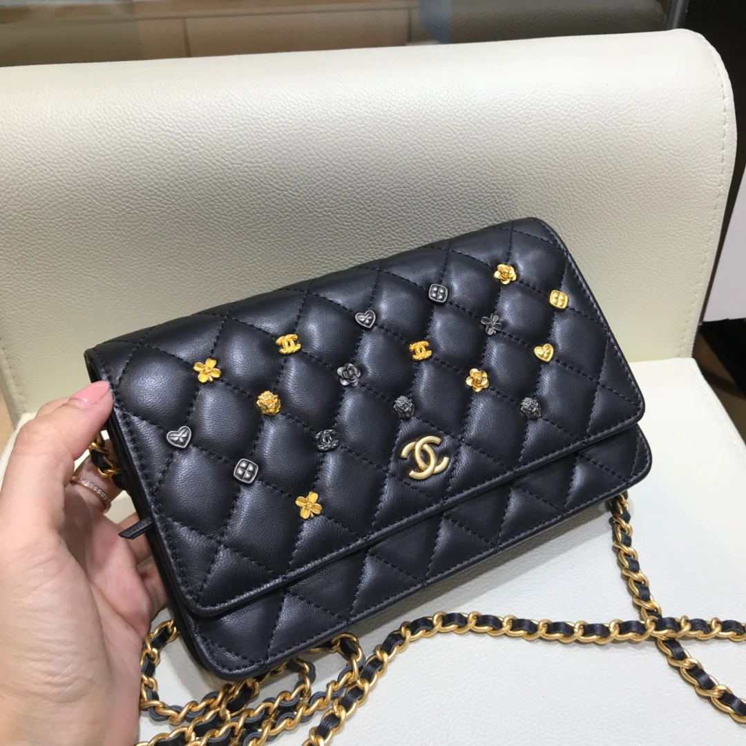 Chanel - Коллекция маленьких значков WOC