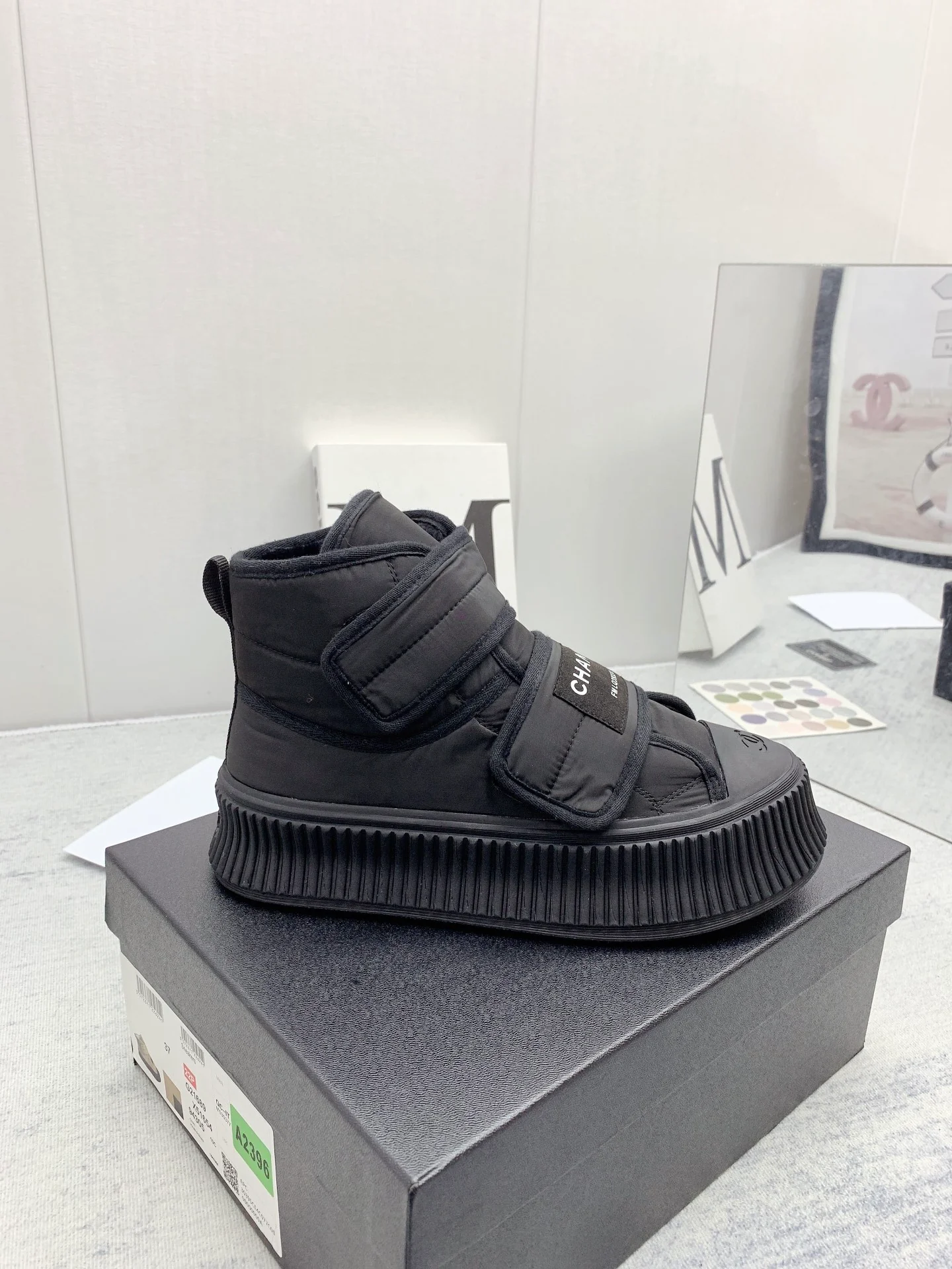 Новинка сезона осень/зима 2022 от Chanel - Повседневные спортивные лоферы - Черные