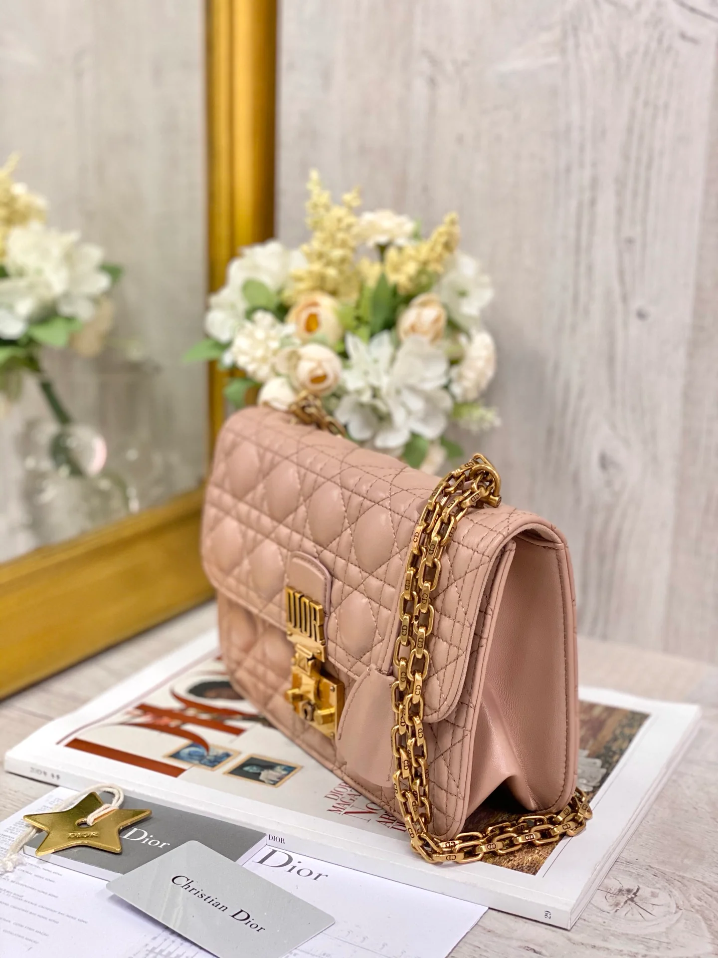 Сумка Dior WOC на цепочке из овечьей кожи коричневато-красного цвета.