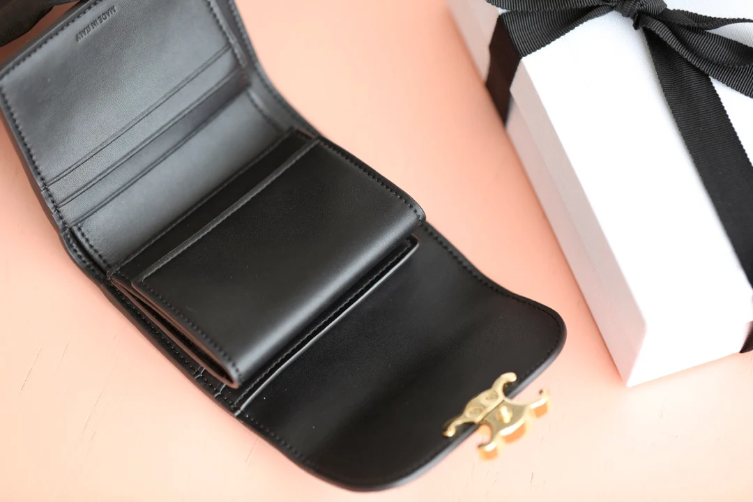 Маленький глянцевый кошелек Triomphe с клапаном из овечьей кожи - черный