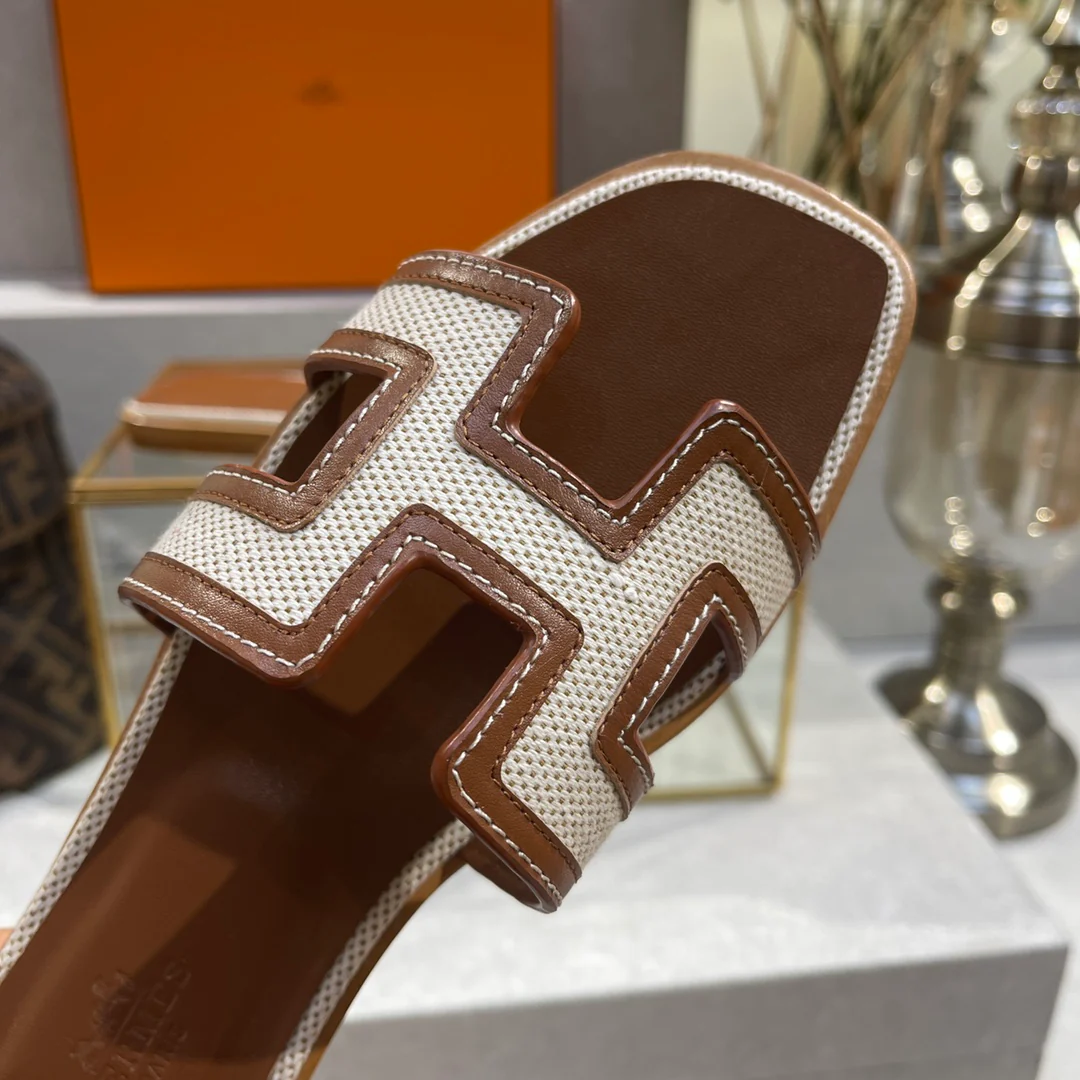 Новинка начала лета 2022 года от Hermes - плоские тапочки H - 1