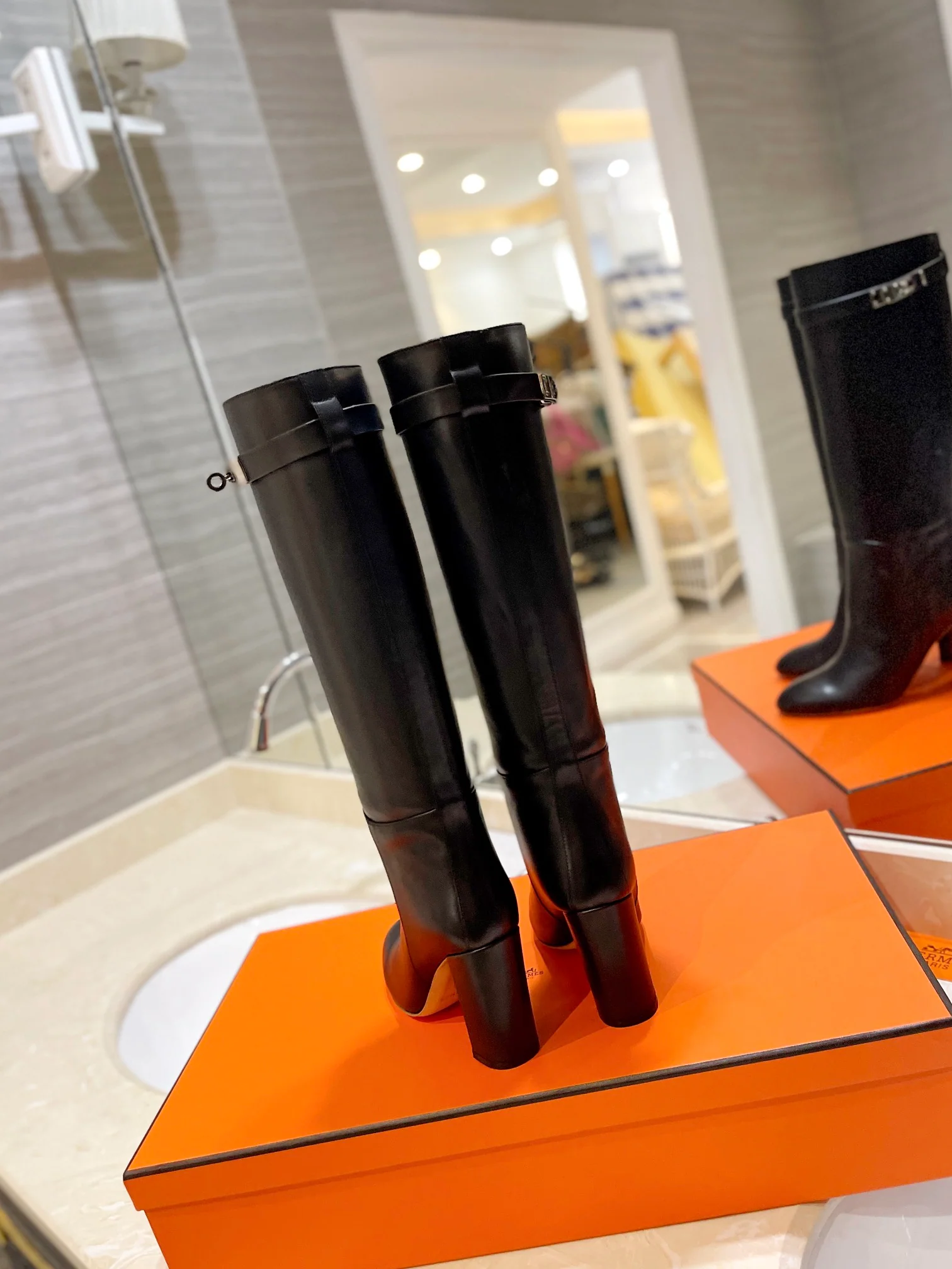 Классические сапоги Hermes Kelly с пряжкой - черные