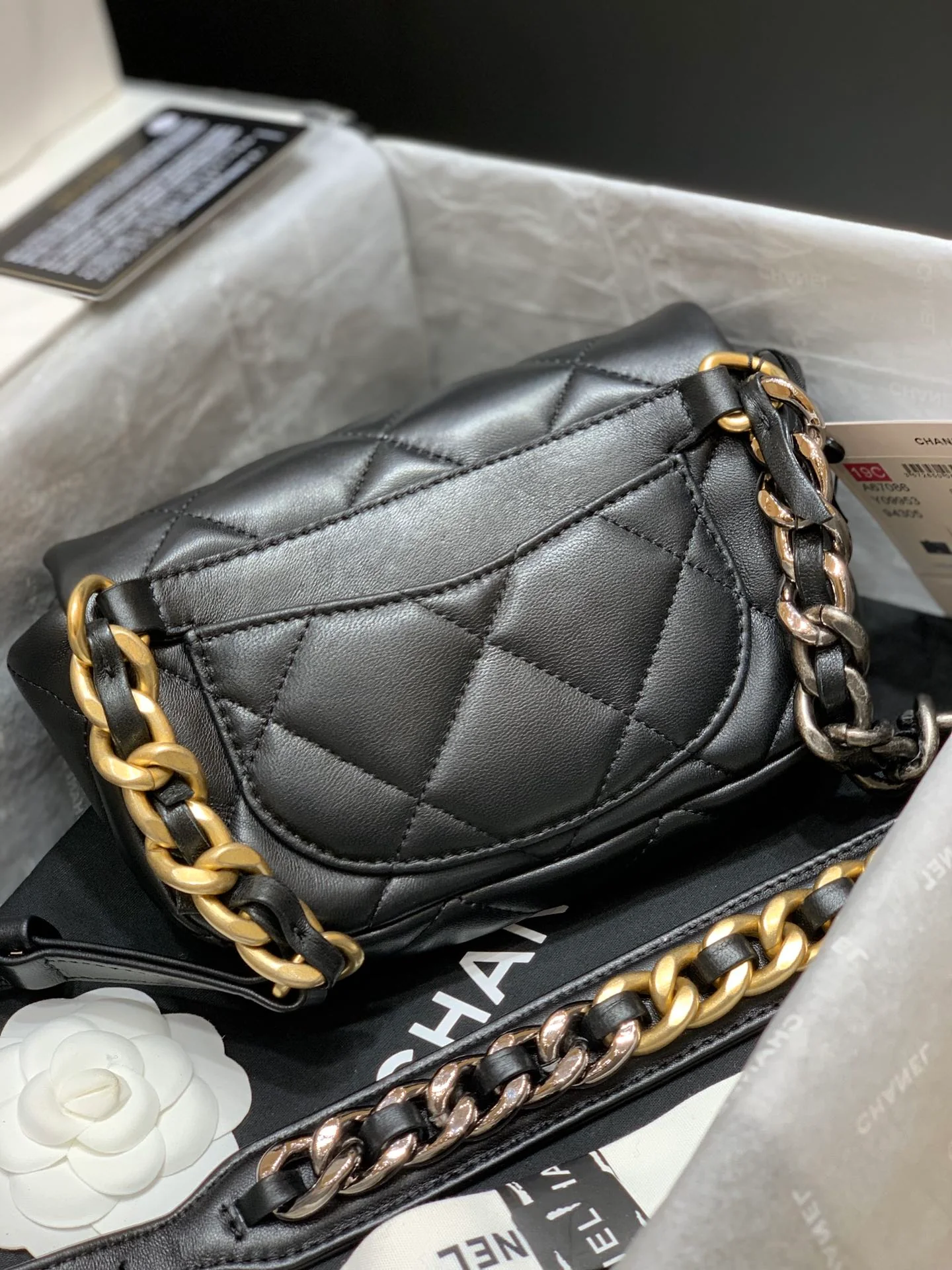 Поясная сумка Chanel 19 - мини-сумка с клапаном, черная