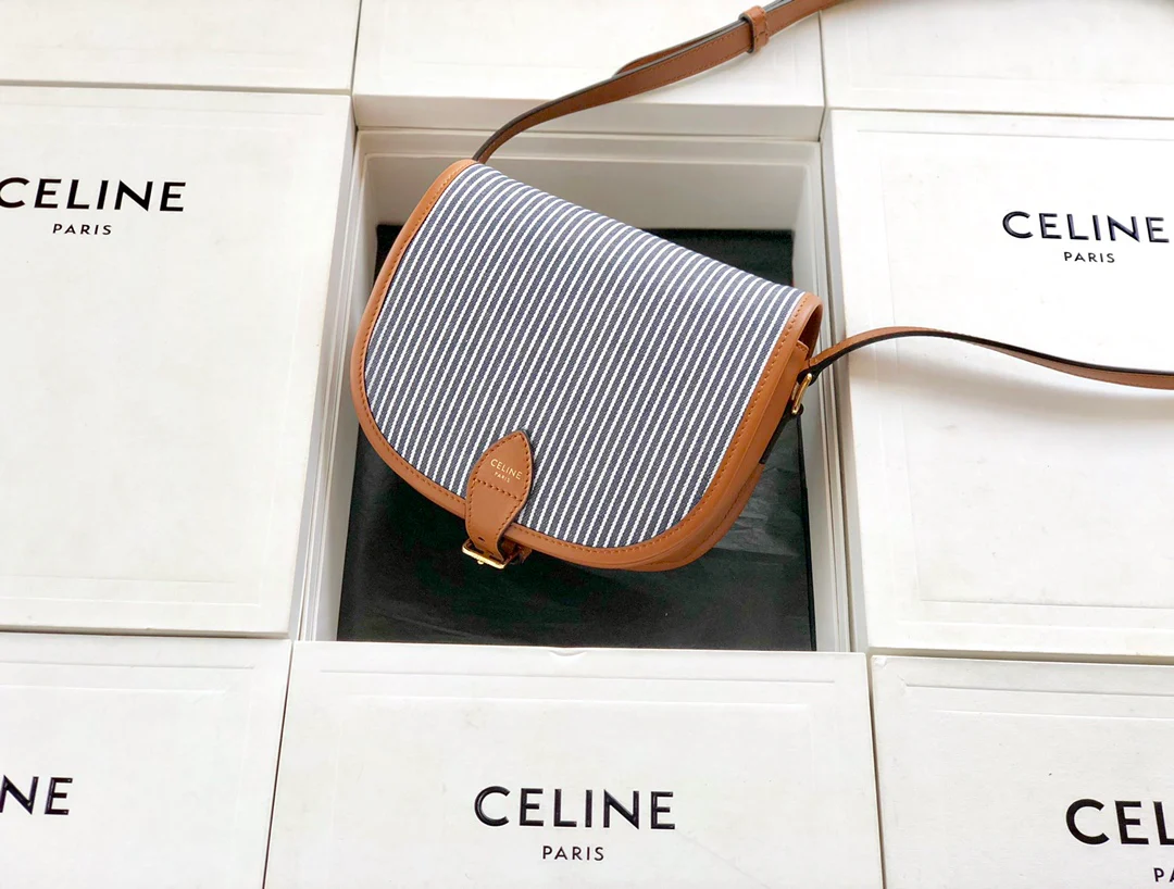 Сумка Celine-folco Saddle Bag - полосатая, из ткани и телячьей кожи.