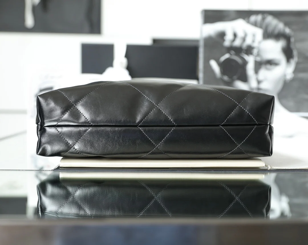 Сумка-шоппер Chanel - маленькая - черная с золотой пряжкой