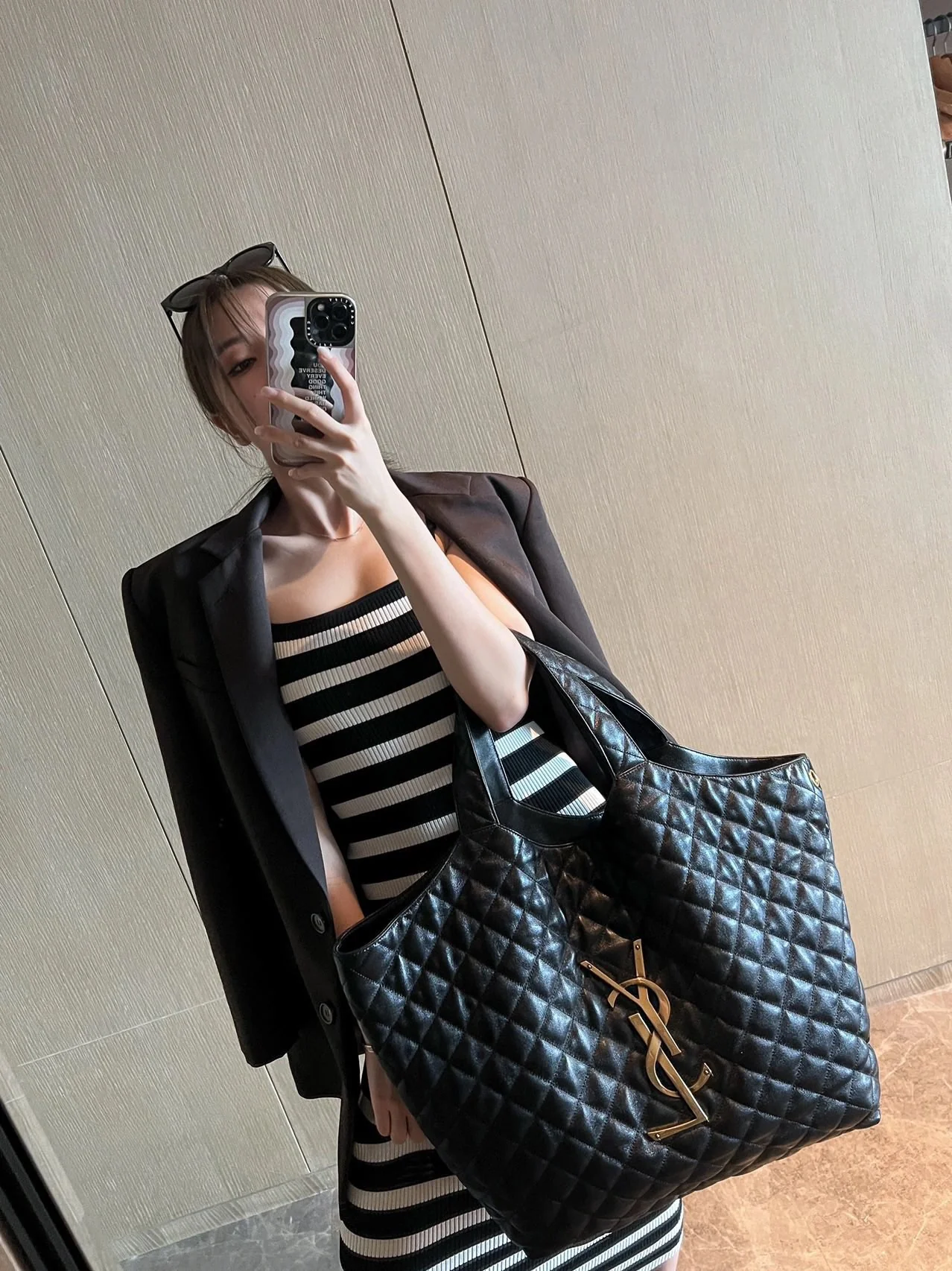 Сумка-тоут YSL Icarre - из овечьей кожи - черная с золотой фурнитурой