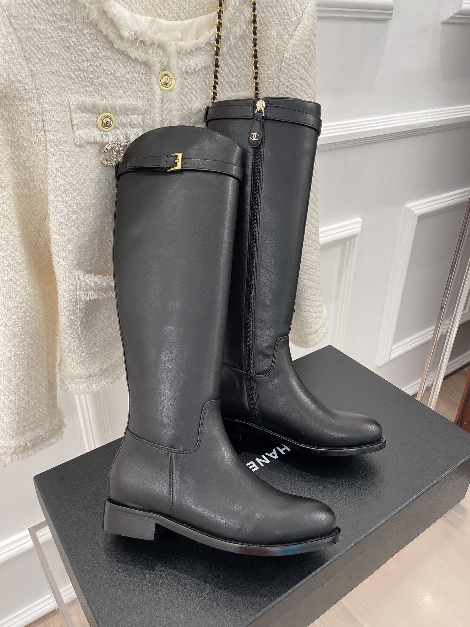 Новинка сезона осень/зима 2023 от Chanel - Классические сапоги для верховой езды - Высокие сапоги - Черные