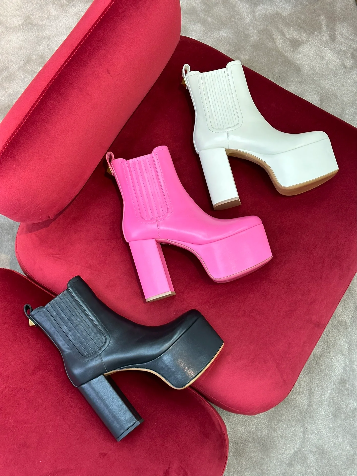 Новинка сезона осень/зима 2022 от Valentino - Ботильоны на высоком каблуке - Белые