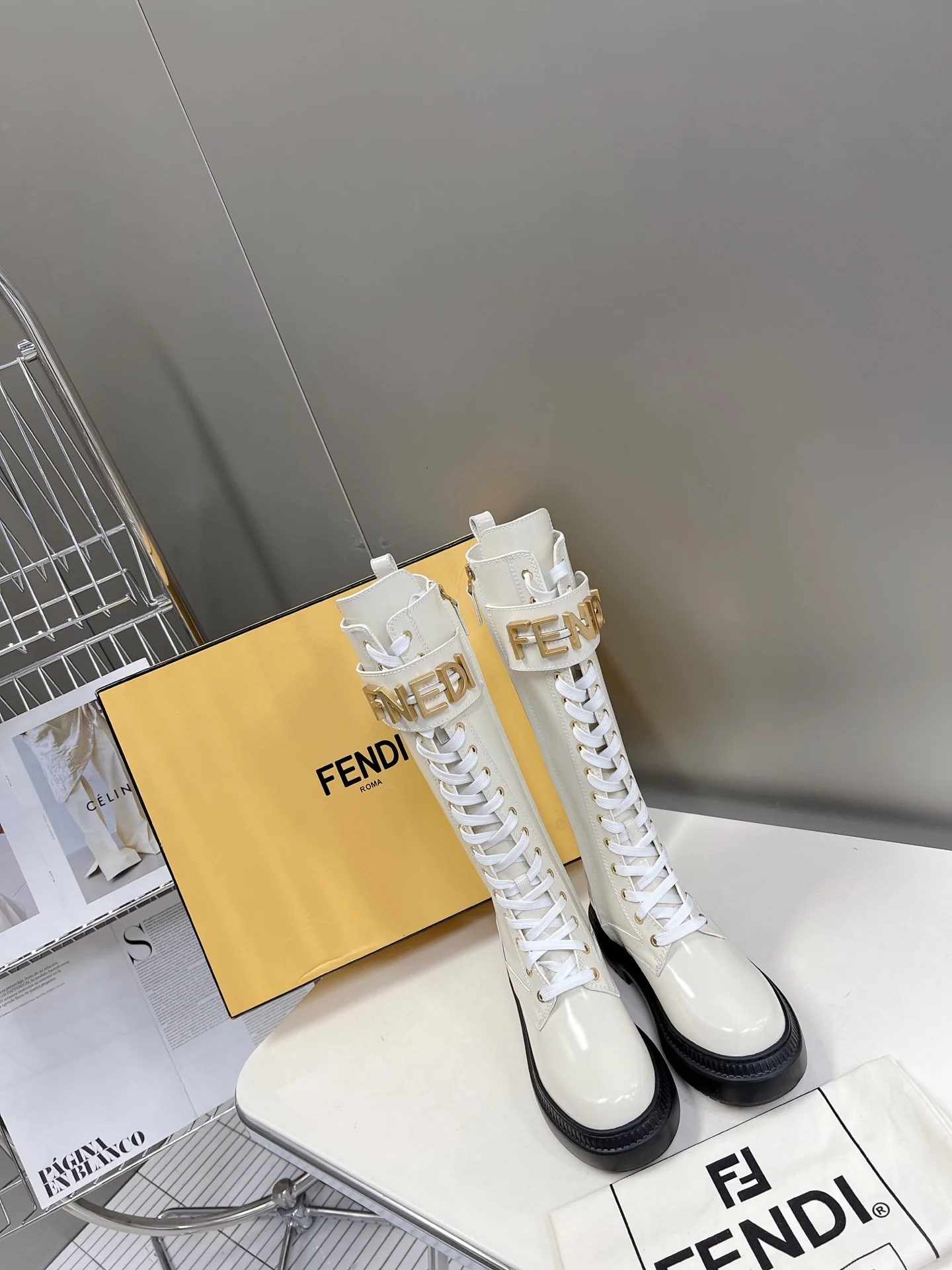 Новинка весны 2022 года от Fendi — Ботинки Martin на шнуровке с пряжкой в ??виде буквы — Белые