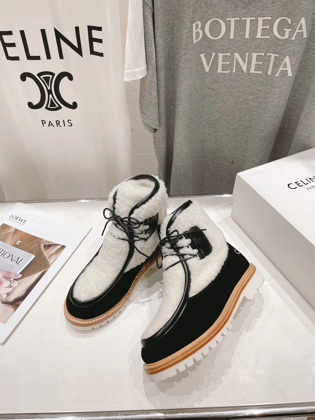 Ботильоны Celine 2024 с меховой отделкой - белые