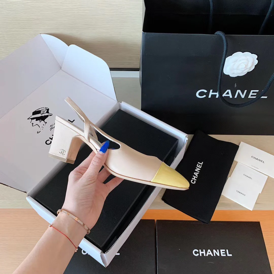 Классические сандалии Chanel на массивном каблуке - желтые