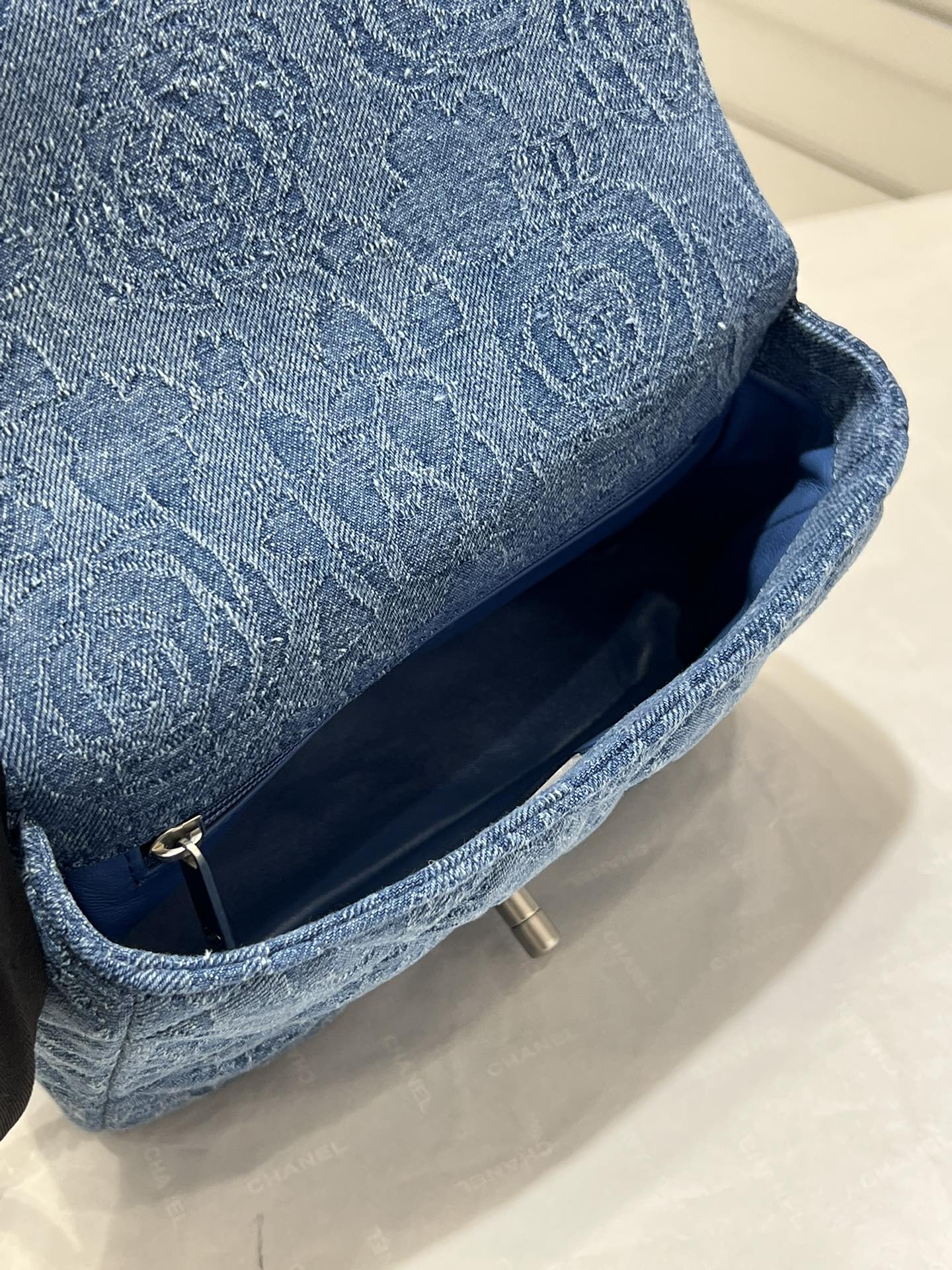 Коллекция Chanel Весна/Лето 2023 - Пряжка в виде сердца с камелией из денима - Квадратная - Светло-голубая серебристая пряжка - 19 см - 1