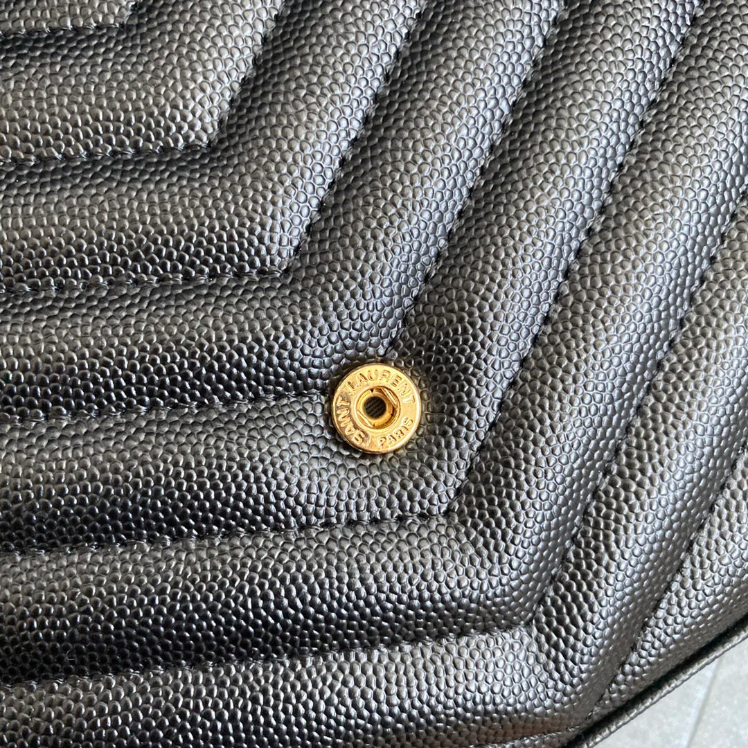 Сумка-конверт YSL с монограммой из икры — черная с золотой фурнитурой.