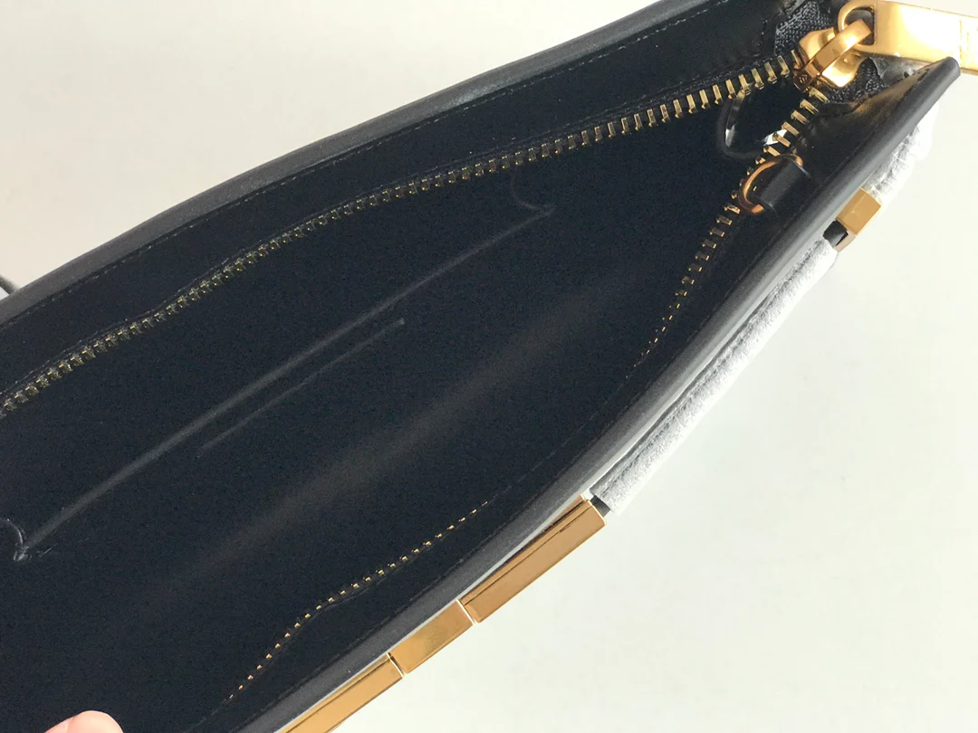 Сумка YSL Manhattan - черная, из овечьей кожи.