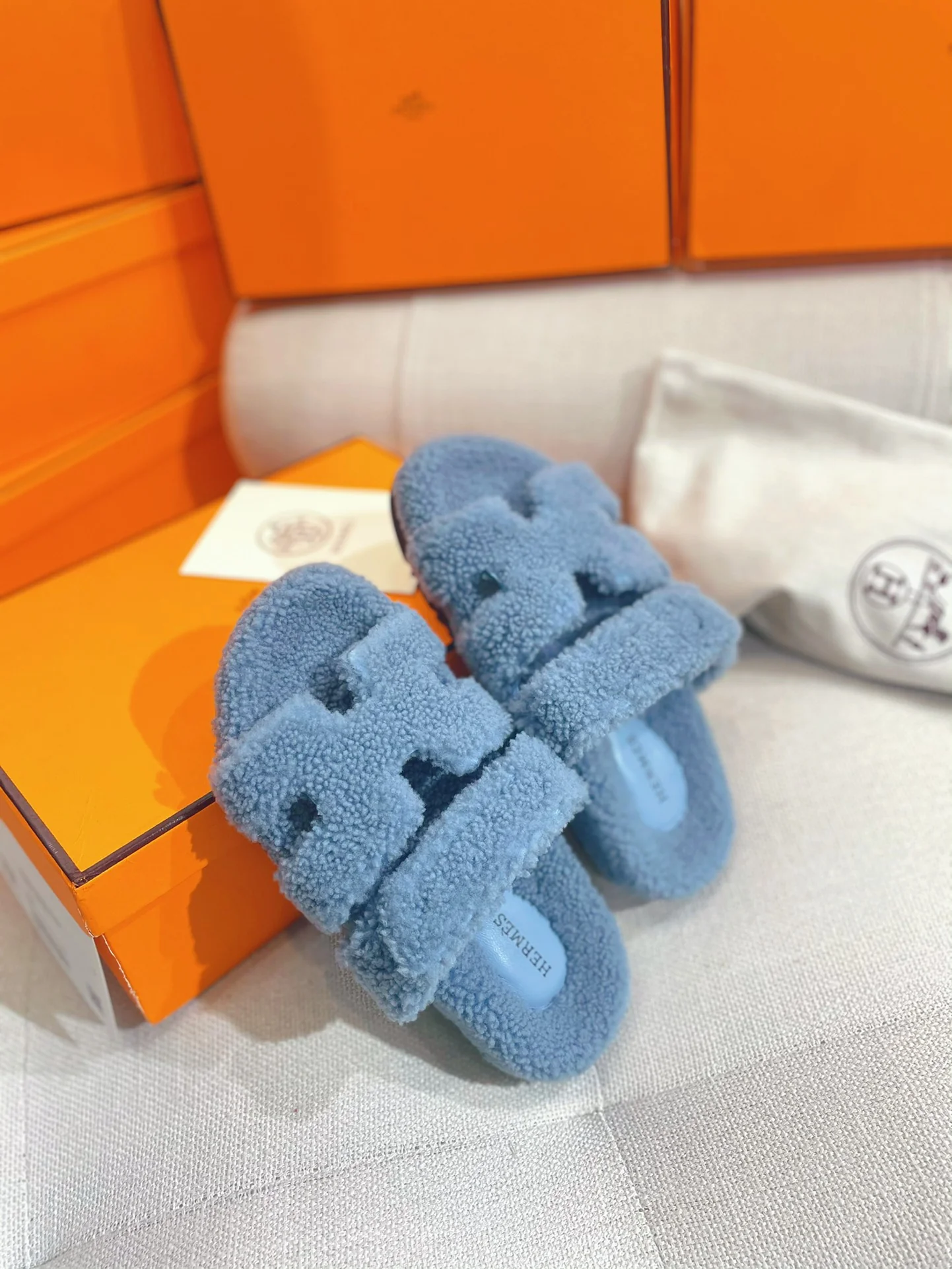 Новинка осенне-зимней коллекции Hermes 2022 — Домашние тапочки из овечьей шерсти и кожи в стиле пэчворк — Туманно-голубой.