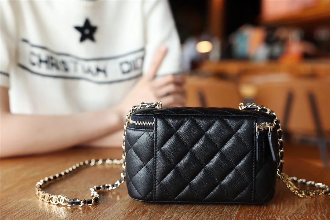 Chanel - квадратная сумка-коробочка с двойной цепочкой и буквой C