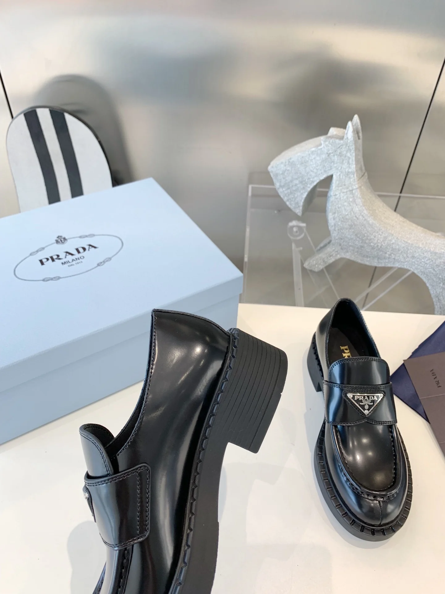 Лоферы Prada Gear - черные