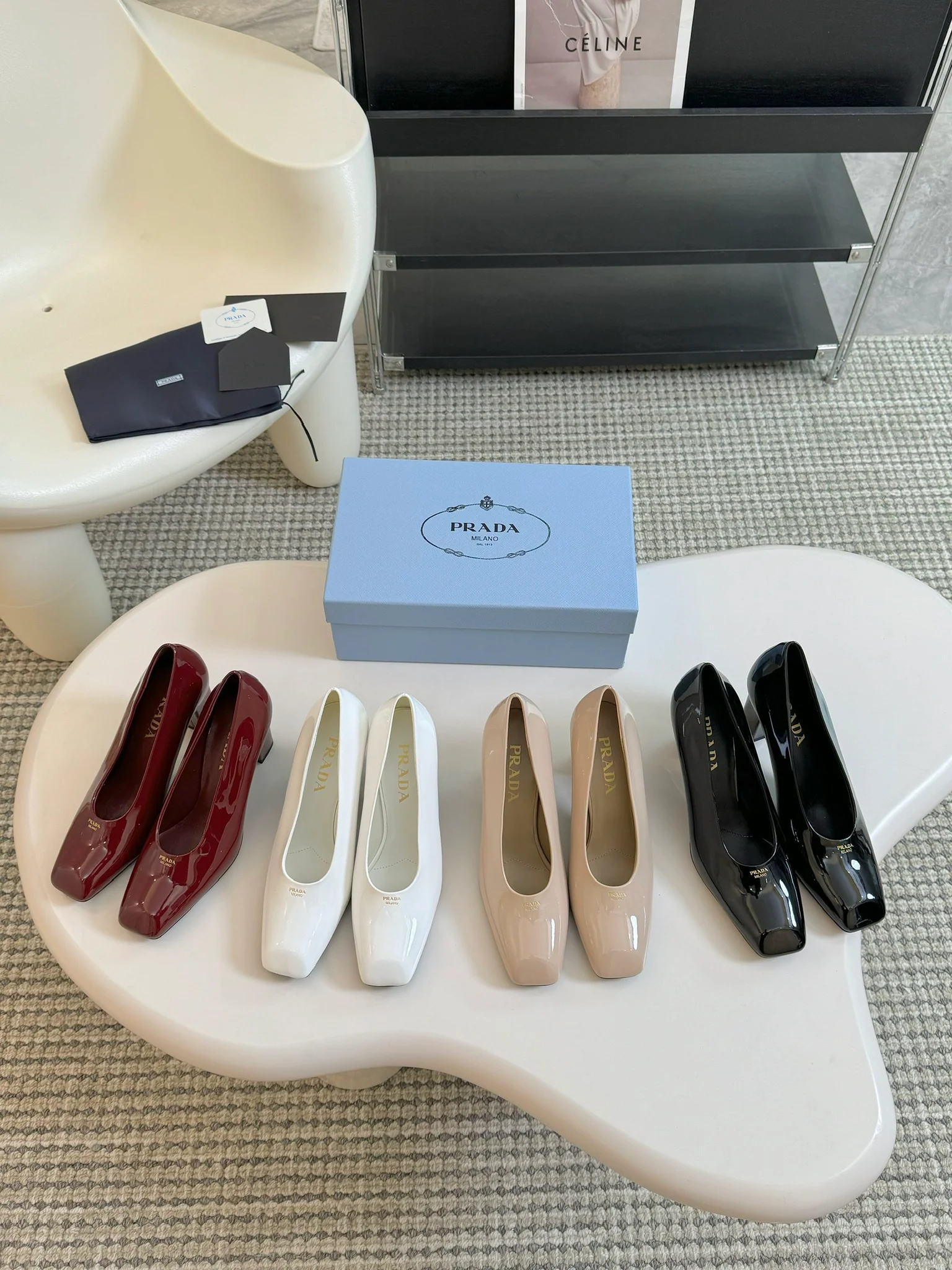 Туфли на высоком каблуке Prada 2024 с треугольным логотипом - изображение из коллекции