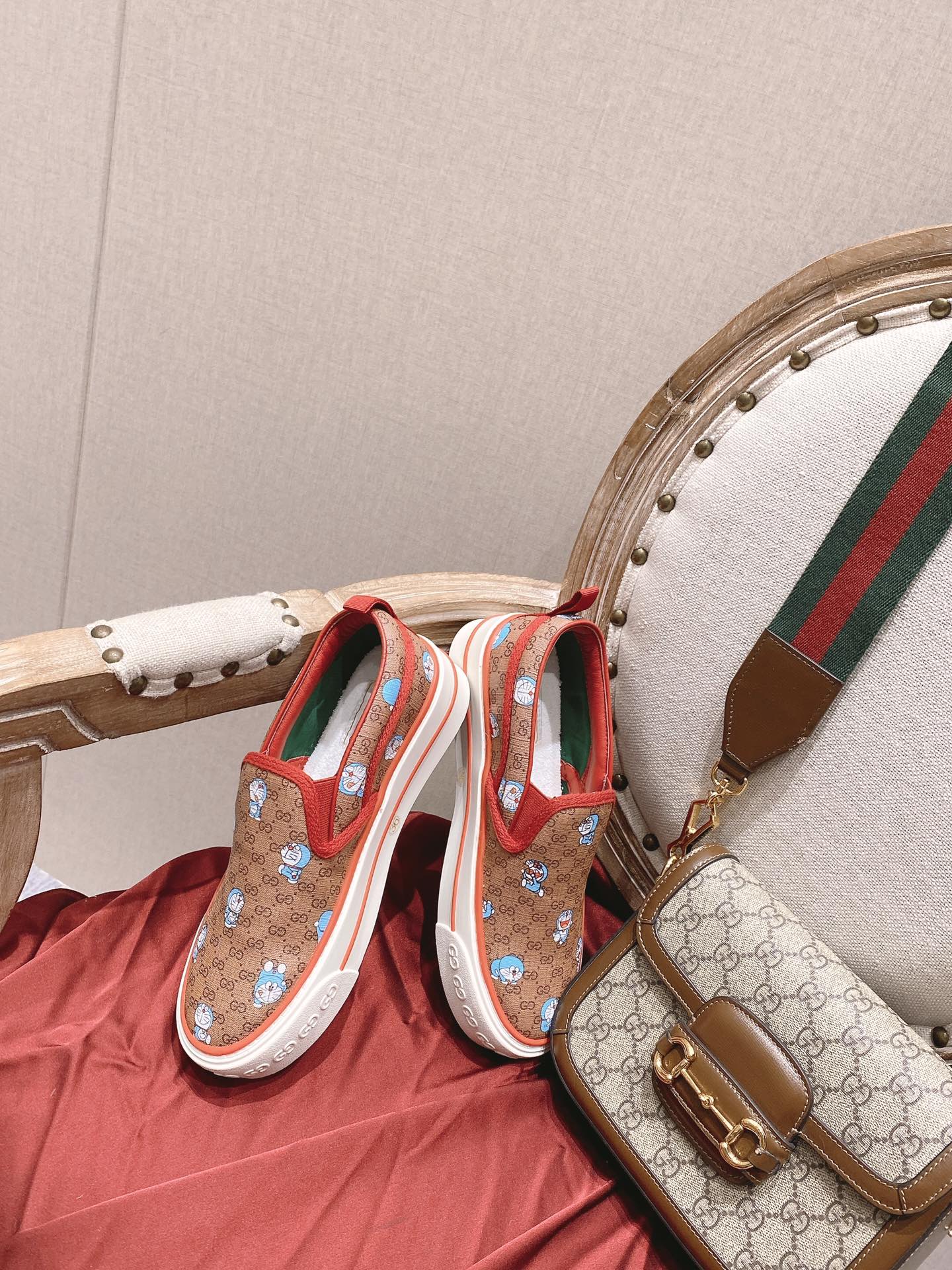 Классические лоферы Gucci 1977 из серии ?Дораэмон? — парусиновые туфли.