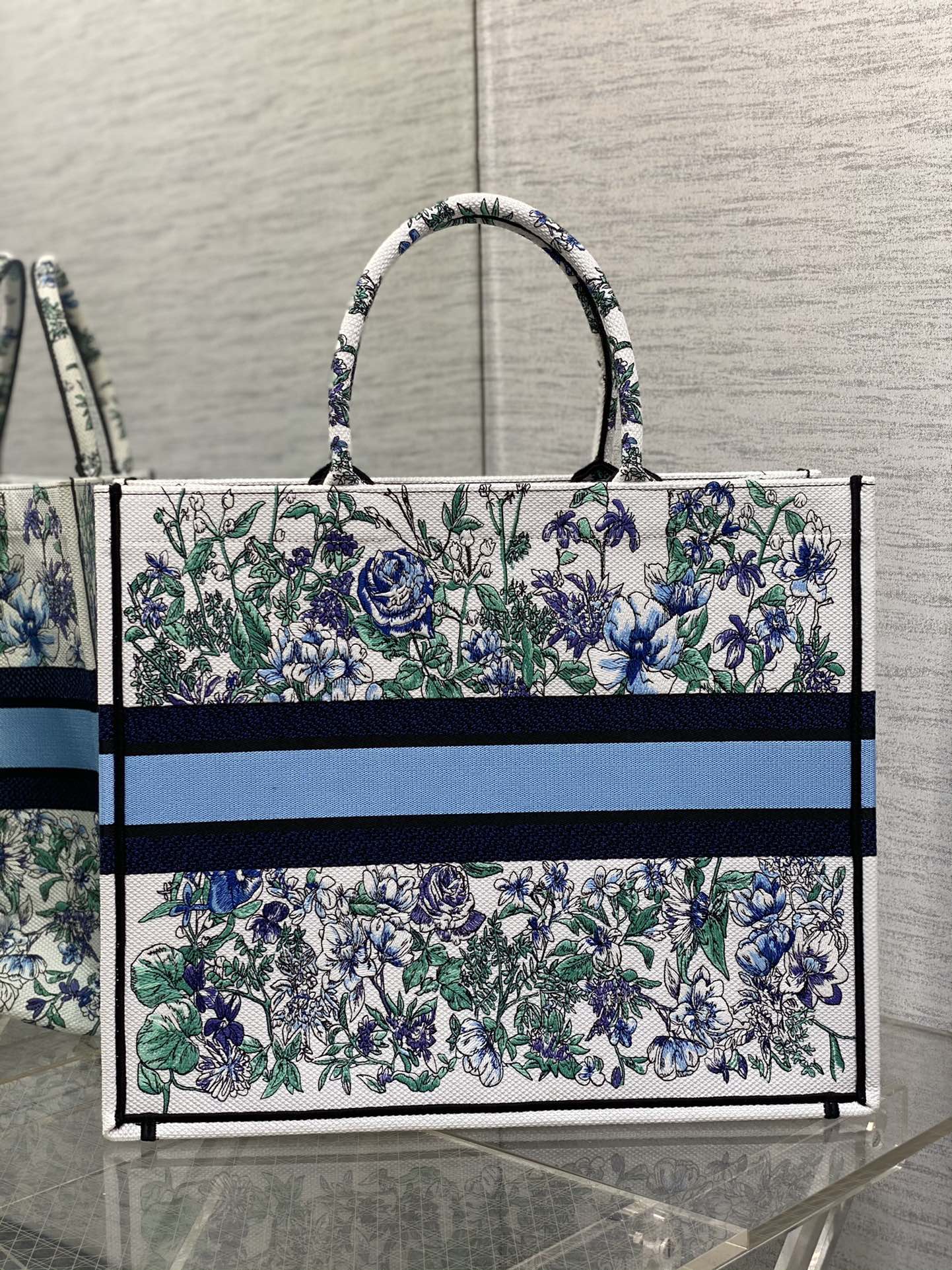 Сумка Dior Book Tote из коллекции Весна/Лето 2023 — Романтическая цветочная вышивка, синий цвет — Большой размер