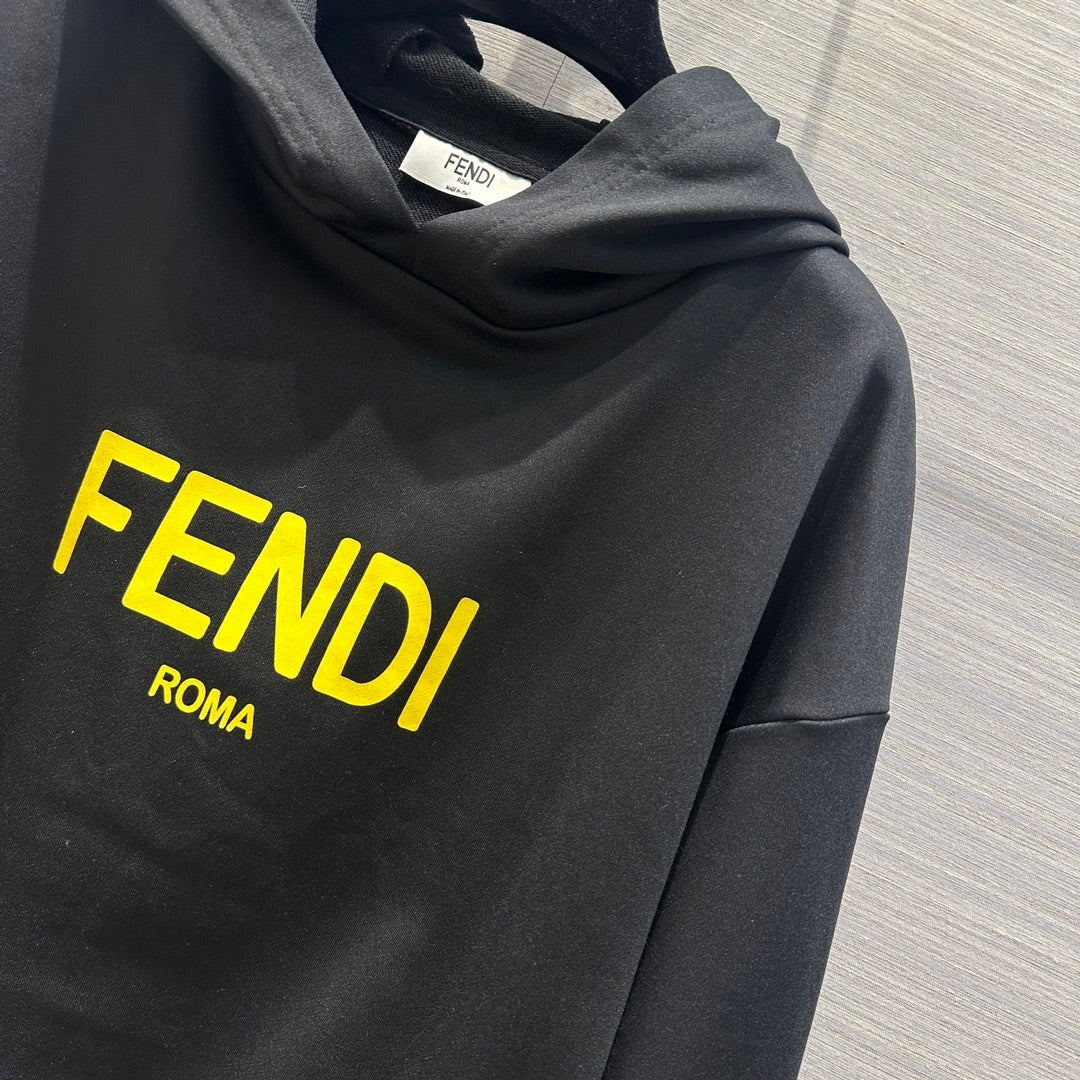Новинка сезона весна/лето 2024 от Fendi: комплект из худи.