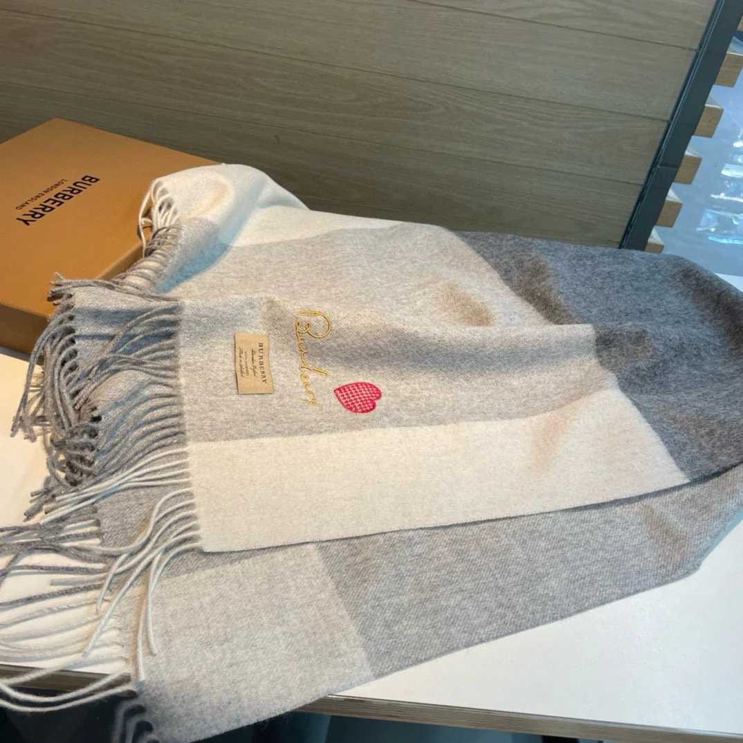 Шарф Burberry 2024 с вышитым сердцем - 70-200