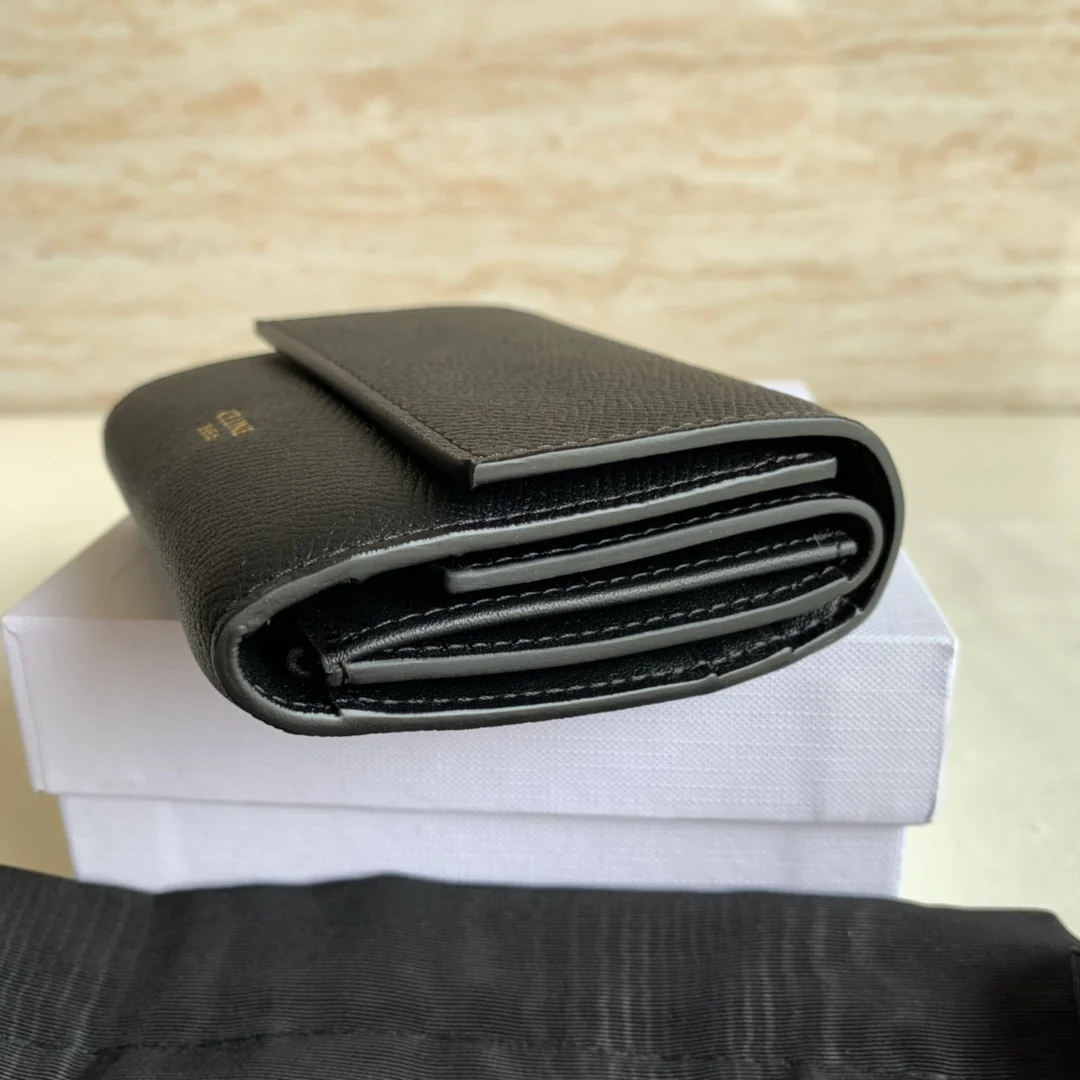 Короткий трехсекционный кошелек Celine - с принтом в виде пальмовых листьев, черный.