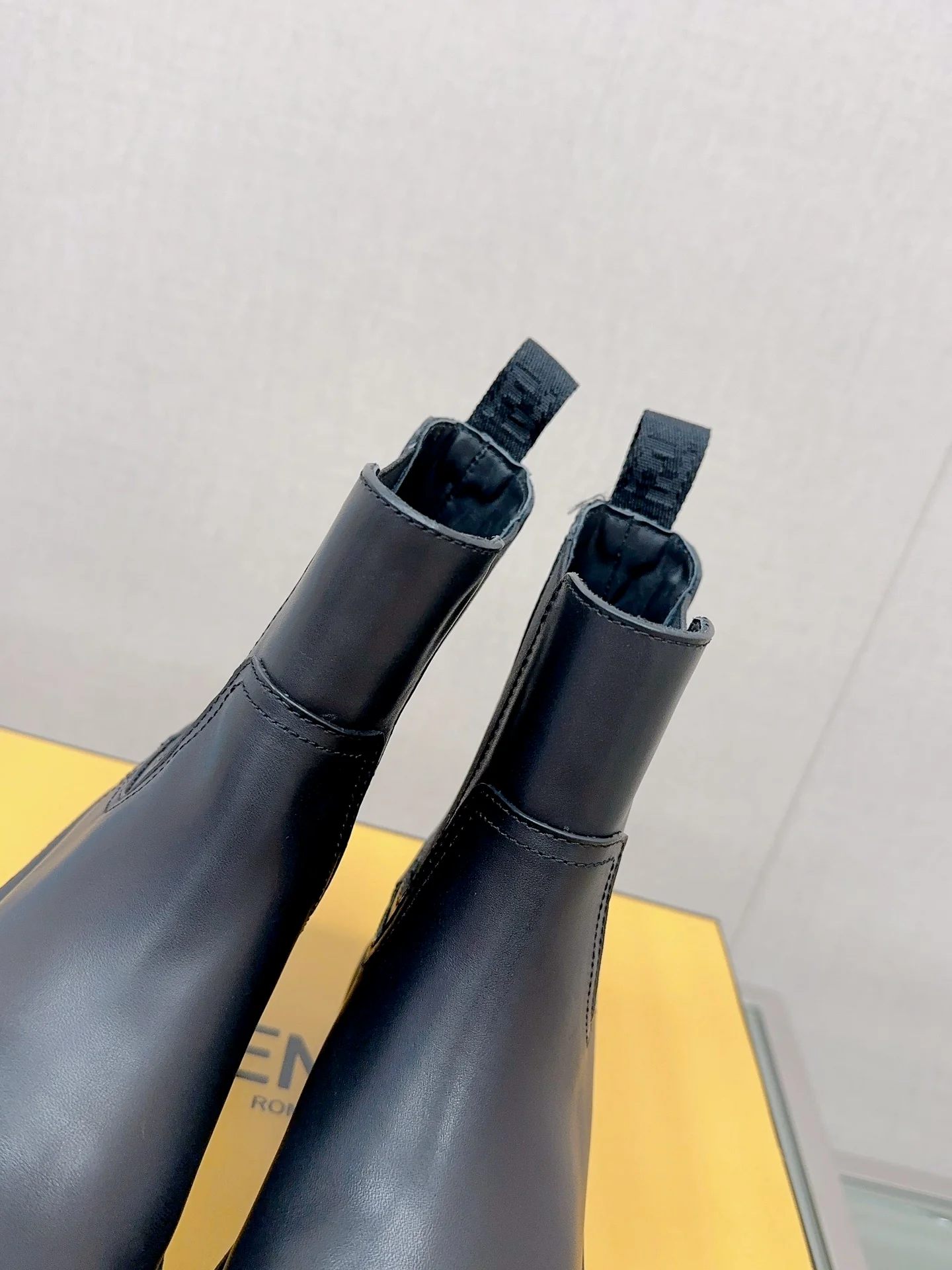 Новинка сезона осень/зима 2023 от Fendi — ботильоны-челси на платформе с эластичным поясом — матово-черные.