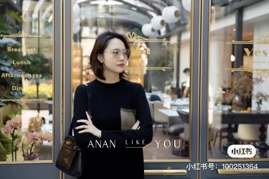 Сумка YSL Manhattan - фурнитура из золотистого материала с тиснением под крокодиловую кожу.