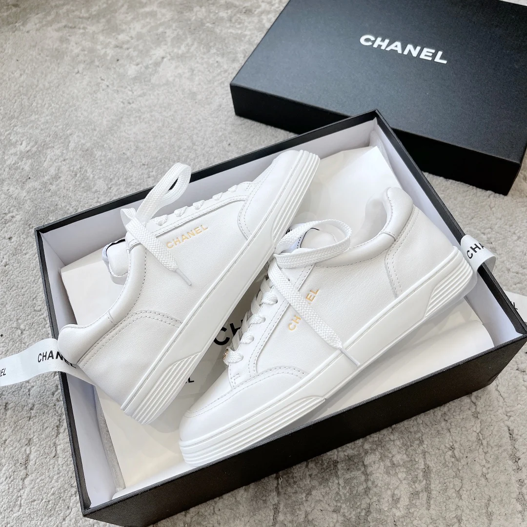 Новинка сезона весна/лето 2023 от Chanel - кроссовки с золотистой отделкой - белые.